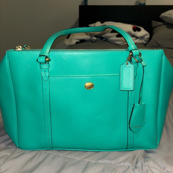 Coach Handbags - Coach F25669 Peyton leather jordan double zip carryall